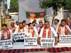 Read more about the article 12,000 करोड़ के आपदा फंड के हिसाब की मांग को लेकर मंडल 10 के प्रधान एडवोकेट मुनीश बल की अगुवाई में किया आप सरकार के विरुद्ध रोष-प्रदर्शन