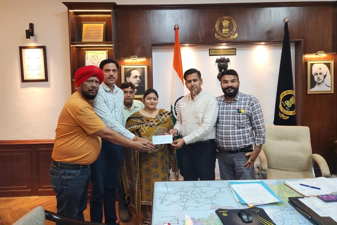 You are currently viewing बाढ़ पीड़ितों की सेवा में आगे आया पंजाब रिफ्लैक्शन समाचार पत्र, जालंधर के डिप्टी कमिश्नर को सौंपा 51 हज़ार रुपए का चैक