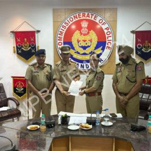 Read more about the article ਸੀਪੀ ਜਲੰਧਰ ਵੱਲੋਂ “ਯੁੱਧ ਨਸ਼ਿਆਂ ਵਿਰੁੱਧ” ਮੁਹਿੰਮ ਵਿੱਚ ਸ਼ਾਨਦਾਰ ਯੋਗਦਾਨ ਲਈ 23 ਪੁਲੀਸ ਅਧਿਕਾਰੀਆਂ ਨੂੰ ਸੀਸੀ-1 ਸਰਟੀਫਿਕੇਟ ਤੇ ₹1.20 ਲੱਖ ਨਕਦ ਇਨਾਮ ਨਾਲ ਸਨਮਾਨਿਤ ਕੀਤਾ ਗਿਆ