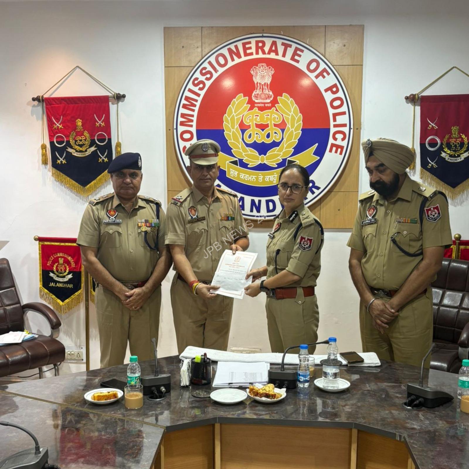 You are currently viewing ਸੀਪੀ ਜਲੰਧਰ ਵੱਲੋਂ “ਯੁੱਧ ਨਸ਼ਿਆਂ ਵਿਰੁੱਧ” ਮੁਹਿੰਮ ਵਿੱਚ ਸ਼ਾਨਦਾਰ ਯੋਗਦਾਨ ਲਈ 23 ਪੁਲੀਸ ਅਧਿਕਾਰੀਆਂ ਨੂੰ ਸੀਸੀ-1 ਸਰਟੀਫਿਕੇਟ ਤੇ ₹1.20 ਲੱਖ ਨਕਦ ਇਨਾਮ ਨਾਲ ਸਨਮਾਨਿਤ ਕੀਤਾ ਗਿਆ