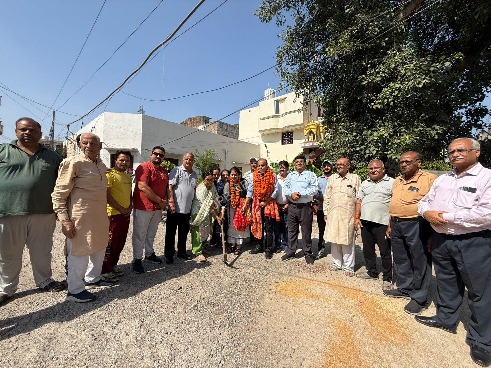 Read more about the article ਵਾਰਡ ਨੰਬਰ 25 ਸੈਂਟਰਲ ਟਾਊਨ ਵਿੱਚ 36 ਲੱਖ ਦੀ ਲਾਗਤ ਨਾਲ ਗਲੀਆਂ ਦੇ ਕੰਮ ਦਾ ਉਦਘਾਟਨ ਕੌਂਸਲਰ ਉਮਾ ਬੇਰੀ ਵਲੋਂ — ਕਾਂਗਰਸੀ ਕੌਂਸਲਰਾਂ ਨੇ ਵਿਕਾਸ ਕੰਮਾਂ ‘ਚ ਨਜਰਅੰਦਾਜੀ ‘ਤੇ ਜਤਾਇਆ ਰੋਸ