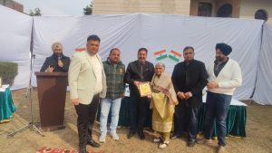 Read more about the article विंडसर पार्क कॉलोनी में देशभक्ति के रंग में रंगा 77वाँ गणतंत्र दिवस, वरिष्ठ नागरिक हुए सम्मानित