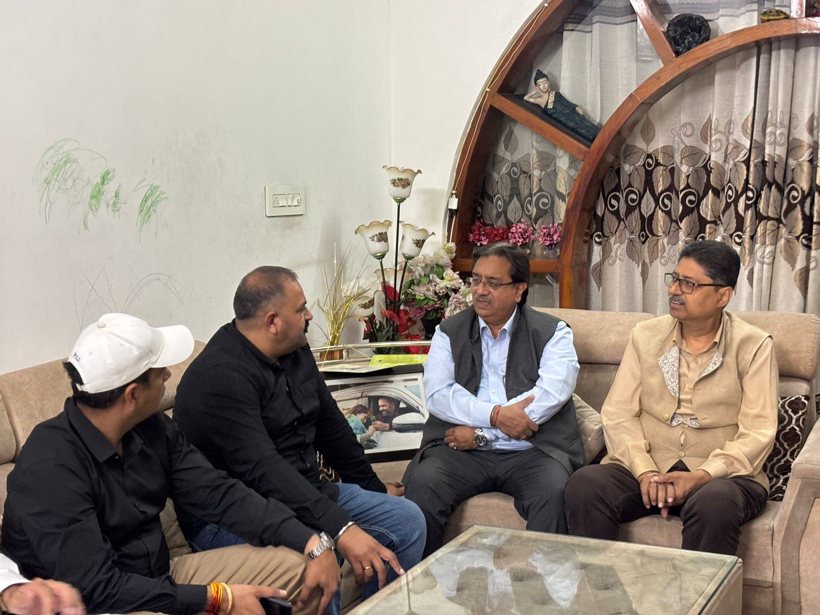 You are currently viewing पूर्व सांसद सुशील रिंकू की बीमार माता जी का हालचाल जानने पहुंचे पंजाब भाजपा के राज्य महासचिव राकेश राठौर