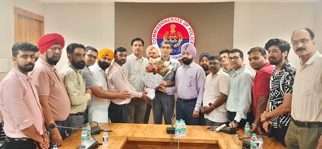 डिजिटल मीडिया एसोसिएशन के पत्रकारों की पुलिस कमिश्नर सतेंद्र सिंह के साथ अहम बैठक