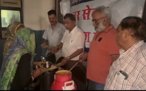 सिविल अस्पताल में लायंस क्लब जालंधर ने पेशेंट को खिलाया रात का भोजन
