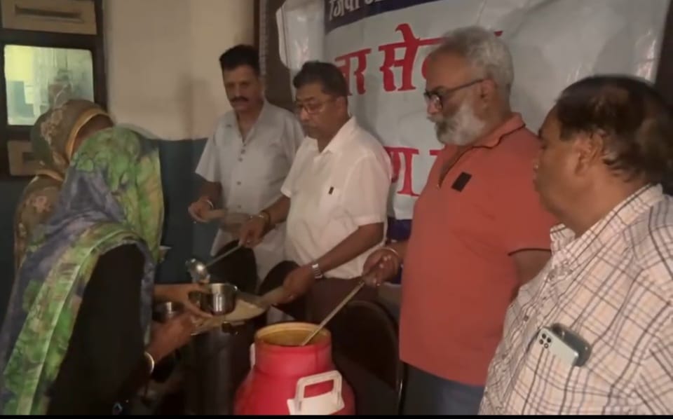 सिविल अस्पताल में लायंस क्लब जालंधर ने पेशेंट को खिलाया रात का भोजन