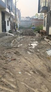 वार्ड नंबर 58 के बस्ती दानिशमंदां स्थित करन एन्क्लेव फेज-1 के निवासी बदहाल सड़क और बिजली की समस्या से परेशान