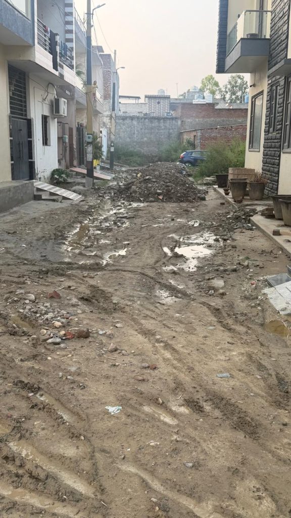 वार्ड नंबर 58 के बस्ती दानिशमंदां स्थित करन एन्क्लेव फेज-1 के निवासी बदहाल सड़क और बिजली की समस्या से परेशान