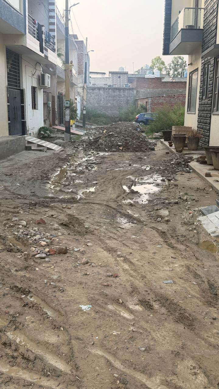 You are currently viewing वार्ड नंबर 58 के बस्ती दानिशमंदां स्थित करन एन्क्लेव फेज-1 के निवासी बदहाल सड़क और बिजली की समस्या से परेशान