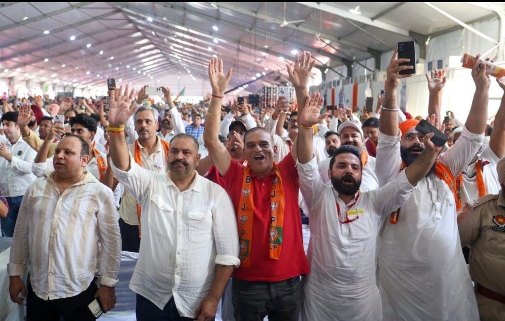 प्रधानमंत्री नरेंद्र मोदी के मंच पर न दिखने वाले जालंधर के पूर्व सांसद सुशील रिंकू सोशल मीडिया के जरिए पूरी दुनिया में छा गए