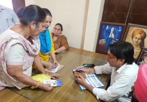 कैबिनेट मंत्री महिंदर भगत के कार्यालय में ‘माँवां-धीयां सत्कार योजना’ के फॉर्म भरने का सिलसिला जारी