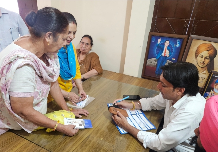 कैबिनेट मंत्री महिंदर भगत के कार्यालय में ‘माँवां-धीयां सत्कार योजना’ के फॉर्म भरने का सिलसिला जारी