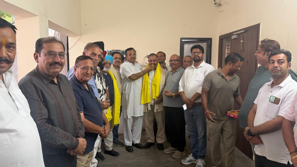 पंजाब भाजपा के नवनियुक्त उपाध्यक्ष सुशील रिंकू को बधाई देने वाले लोगों का लगा तांता