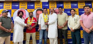 Read more about the article भाजपा को जालंधर वेस्ट में लगा झटका, लाडी आंगुराल और अश्वनी कुमार अपने साथियों सहित आम आदमी पार्टी में शामिल