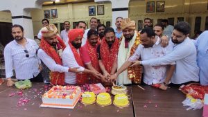 कृष्णा वैल्फेयर सोसायटी के अध्यक्ष संदीप रहेजा लक्की ने विपन सभरवाल तथा चेतन हांडा को दी बधाई, काटा केक