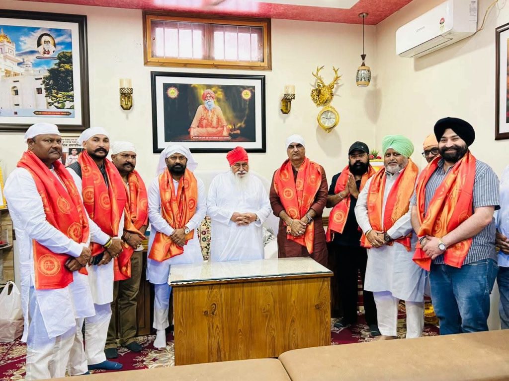 दीपक बाली ने डेरा सचखंड बल्लां में माथा टेककर सतगुरु निरंजन दास जी महाराज से लिया आशीर्वाद
