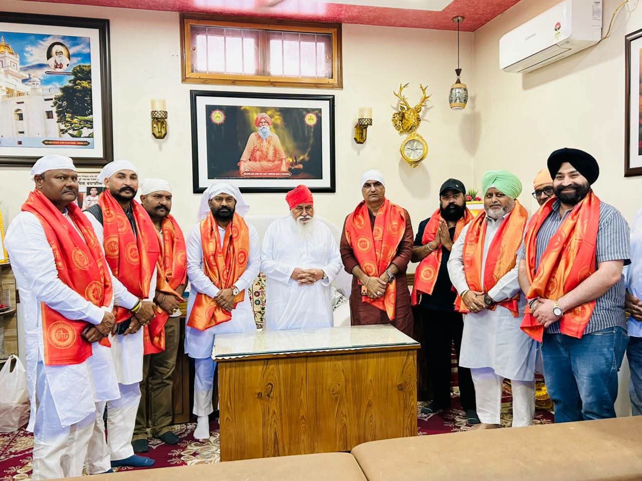 You are currently viewing दीपक बाली ने डेरा सचखंड बल्लां में माथा टेककर सतगुरु निरंजन दास जी महाराज से लिया आशीर्वाद